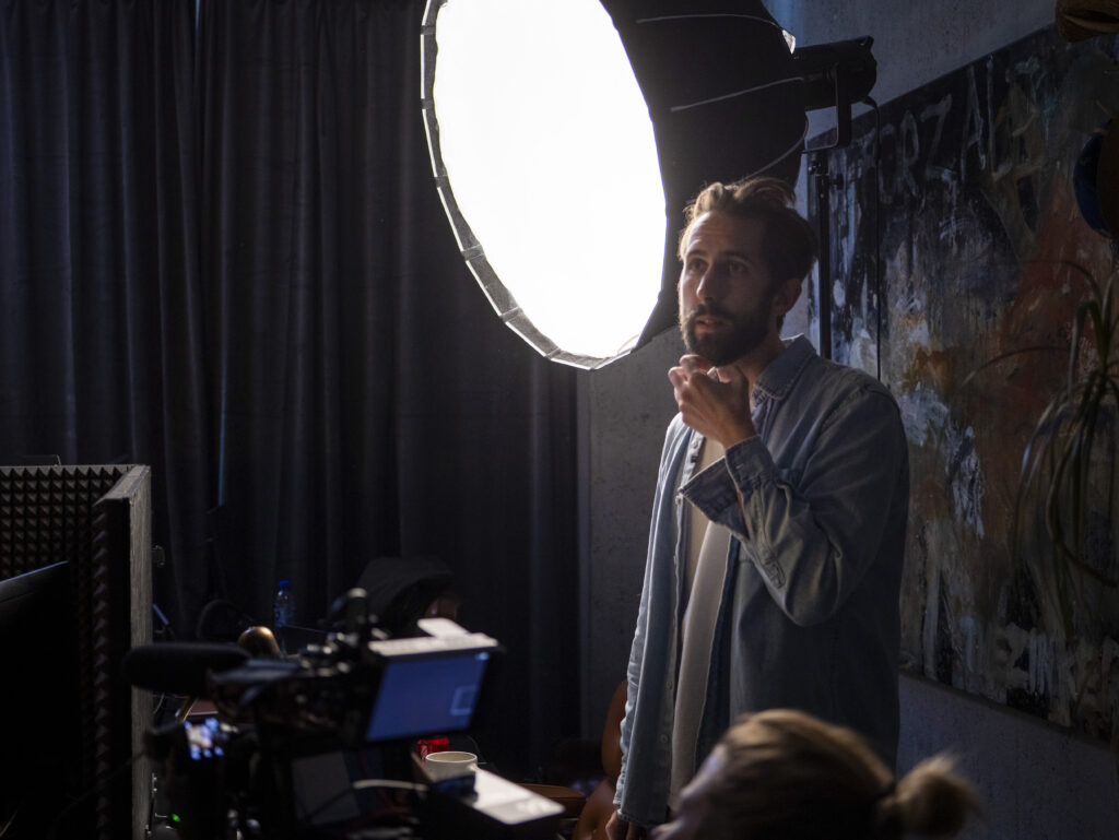 Billedet viser behind the scenes på en videoproduktion som Tiltit har lavet.